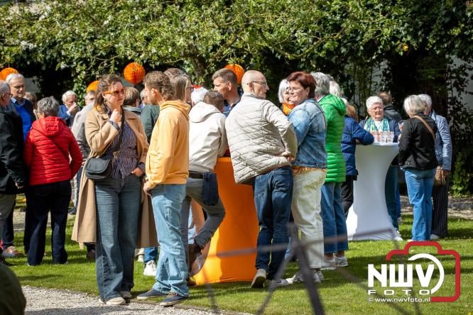 Volle terrassen, bruisende kleedjesmarkt en sportieve Wallenloop: Elburg leeft tijdens koningsdag! - &copy; NWVFoto.nl